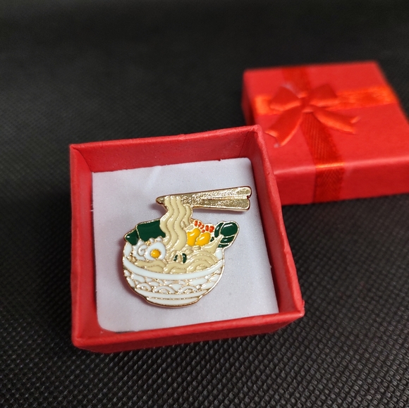 Ramen enamel pin with gift box - Picture 2 of 4